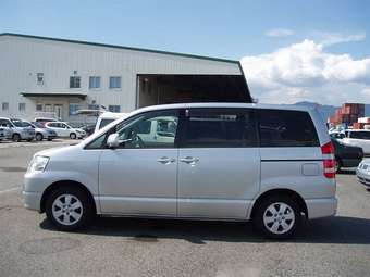 2003 Toyota Noah Photos