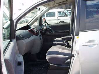 2003 Toyota Noah Photos