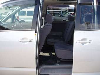 2003 Toyota Noah Pictures