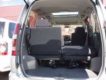 2003 Toyota Noah Photos