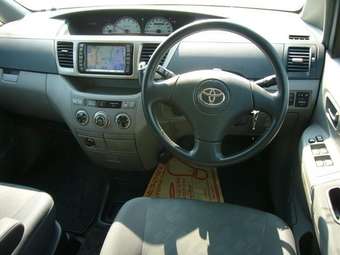 2003 Toyota Noah Pictures