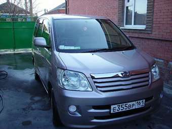 2003 Toyota Noah Pictures