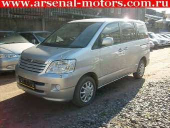 2003 Toyota Noah Images