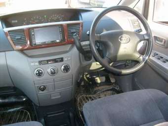 2003 Toyota Noah Pictures