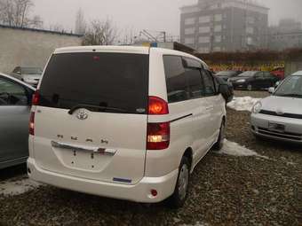 2003 Toyota Noah Pictures