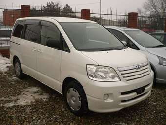 2003 Toyota Noah Photos