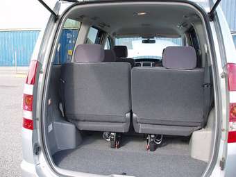 2003 Toyota Noah Pictures