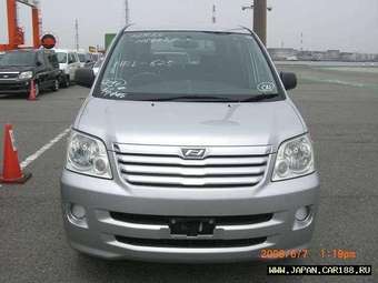 2003 Toyota Noah Pictures