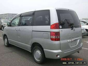 2003 Toyota Noah Pictures