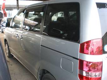 2003 Toyota Noah Photos