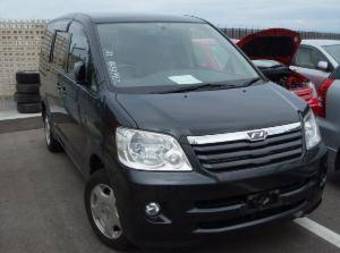 2003 Toyota Noah Images