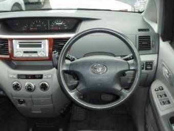 2003 Toyota Noah Pictures