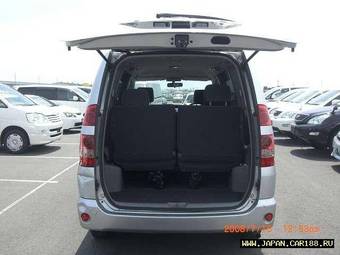 2003 Toyota Noah Photos