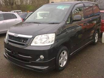 2003 Toyota Noah Photos