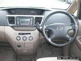 2003 Toyota Noah Photos