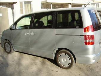 2003 Toyota Noah Pictures