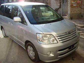 2003 Toyota Noah Pictures