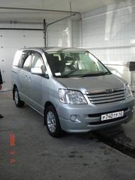 2003 Toyota Noah Pictures