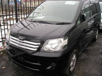 2003 Toyota Noah Photos