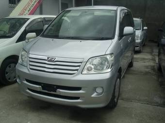 2003 Toyota Noah Photos