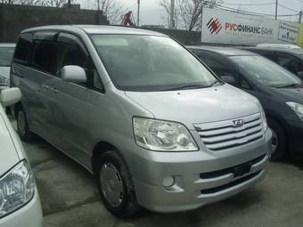 2003 Toyota Noah Pictures