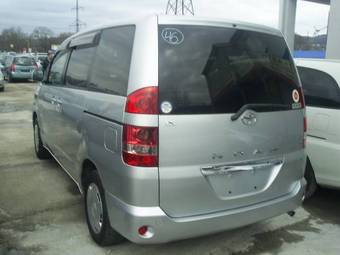 2003 Toyota Noah Photos