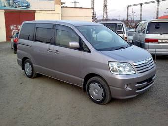 2003 Toyota Noah Photos