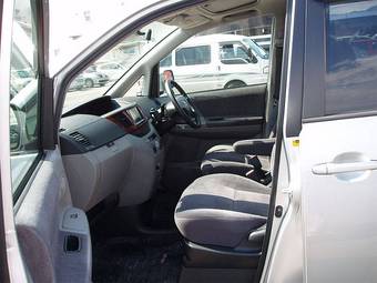 2003 Toyota Noah Images