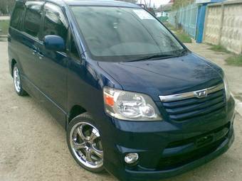 2003 Toyota Noah Photos