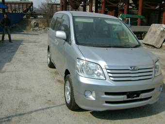 2003 Toyota Noah Pictures