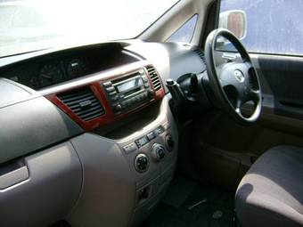 2003 Toyota Noah Photos