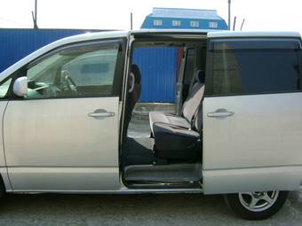 2003 Toyota Noah Pictures