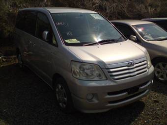 2003 Toyota Noah Pics