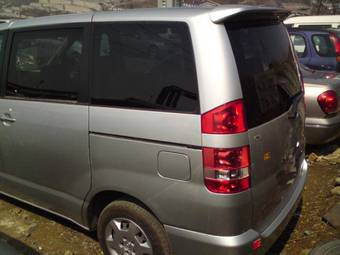 2003 Toyota Noah Pictures