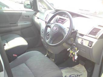 2003 Toyota Noah Photos