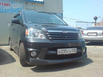 2003 Toyota Noah Photos