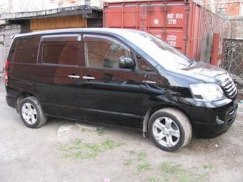 2003 Toyota Noah Photos