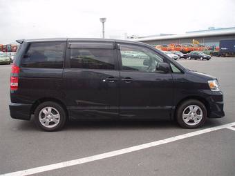 2003 Toyota Noah Pictures