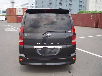 2003 Toyota Noah Photos