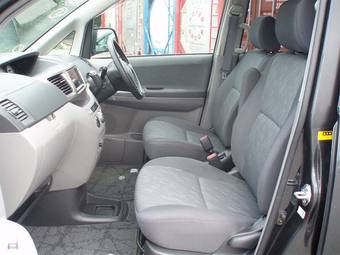 2003 Toyota Noah Pictures