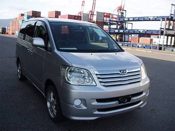 2003 Toyota Noah Pictures