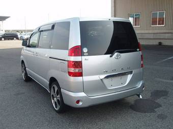 2003 Toyota Noah Photos