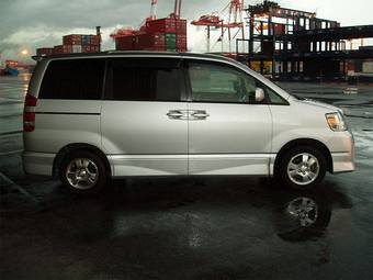 2003 Toyota Noah Pictures