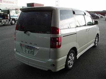 2003 Toyota Noah Photos