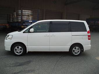 2003 Toyota Noah Pictures