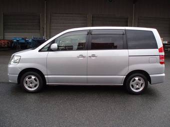 2003 Toyota Noah Photos