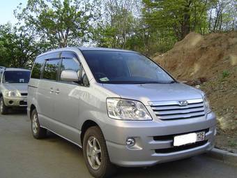 2003 Toyota Noah Photos