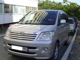 2003 Toyota Noah Photos