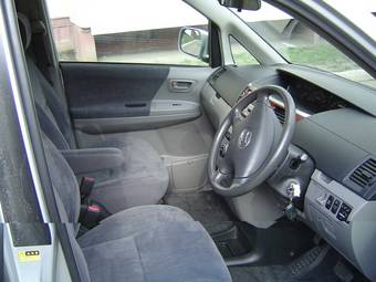 2003 Toyota Noah Images