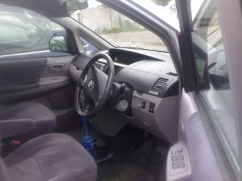 2003 Toyota Noah Photos